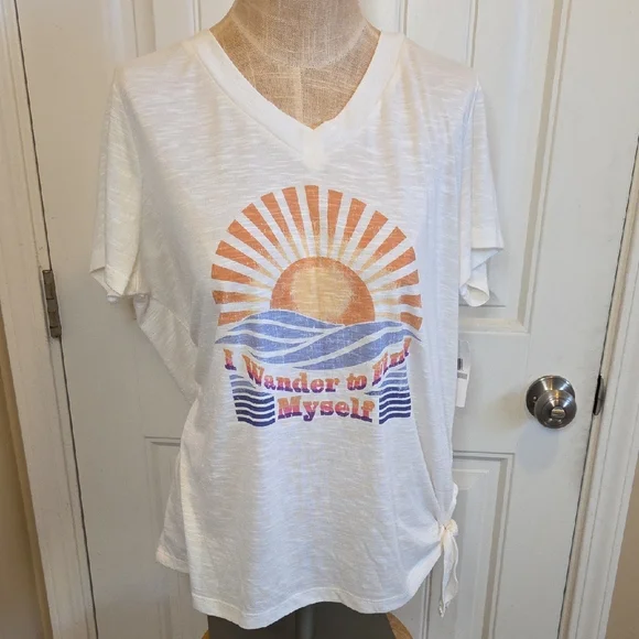 NWT Jessica Simpson "I Wander To Find Myself" Tee With Sun And Waves - Picture 1 of 10